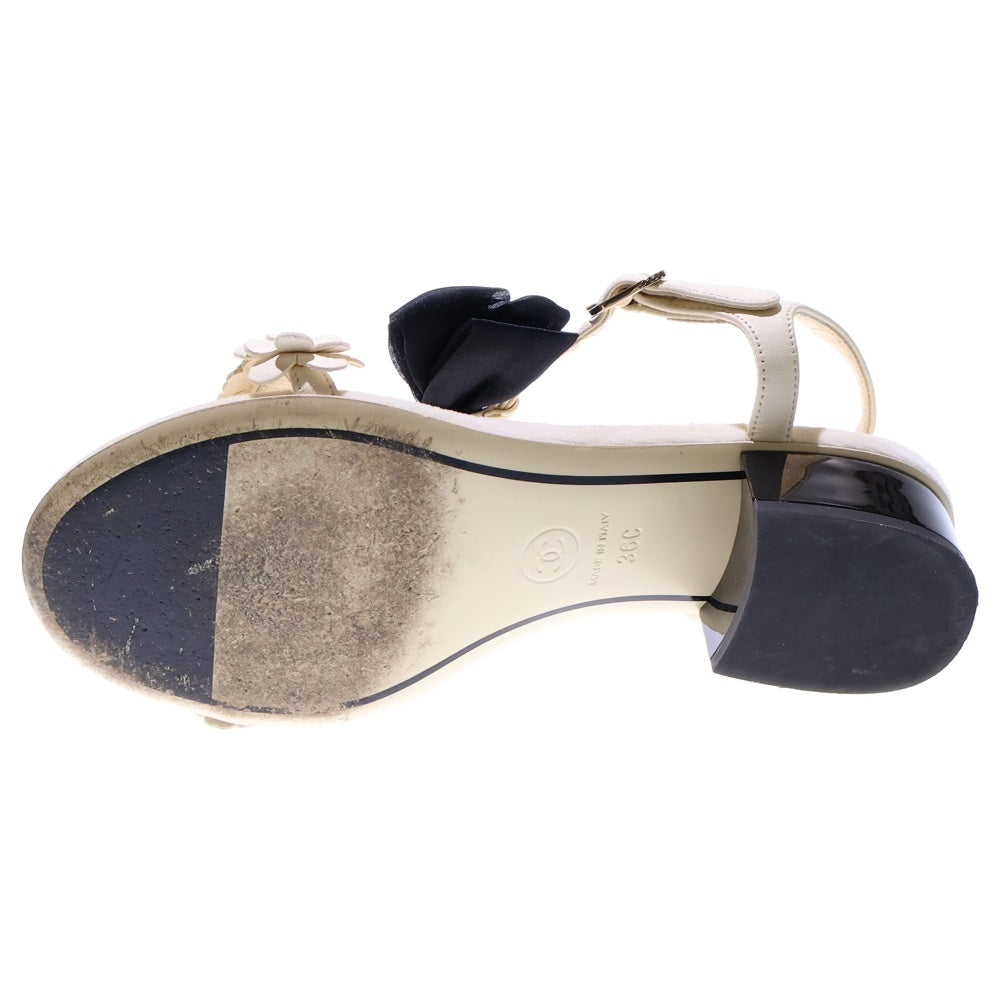 CHANEL(シャネル) ココマーク リボン カメリア パール レザー ストラップ ヒールサンダル ホワイト/ブラック レディース