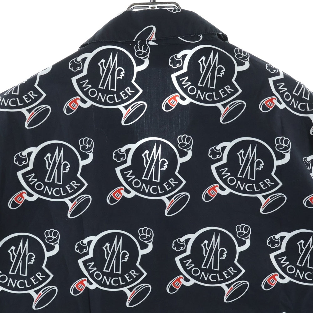MONCLER(モンクレール) 23SS ロゴ キャラクター 総柄プリント オープンカラー 半袖シャツ ブラック I10912F00005 596RO