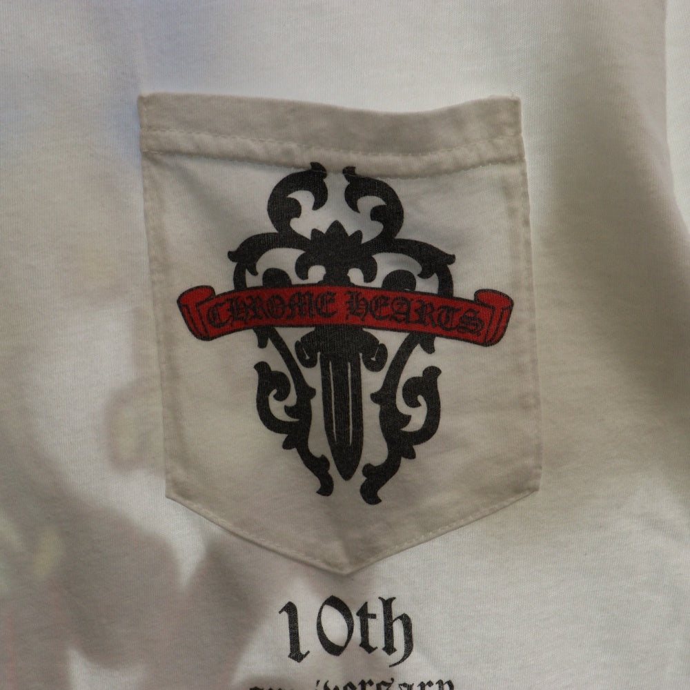 CHROME HEARTS(クロムハーツ) 10TH anniversary AOYAMA DAGGER S/S TEE 青山10周年限定 バックダガーロゴプリント 半袖Tシャツ ホワイト
