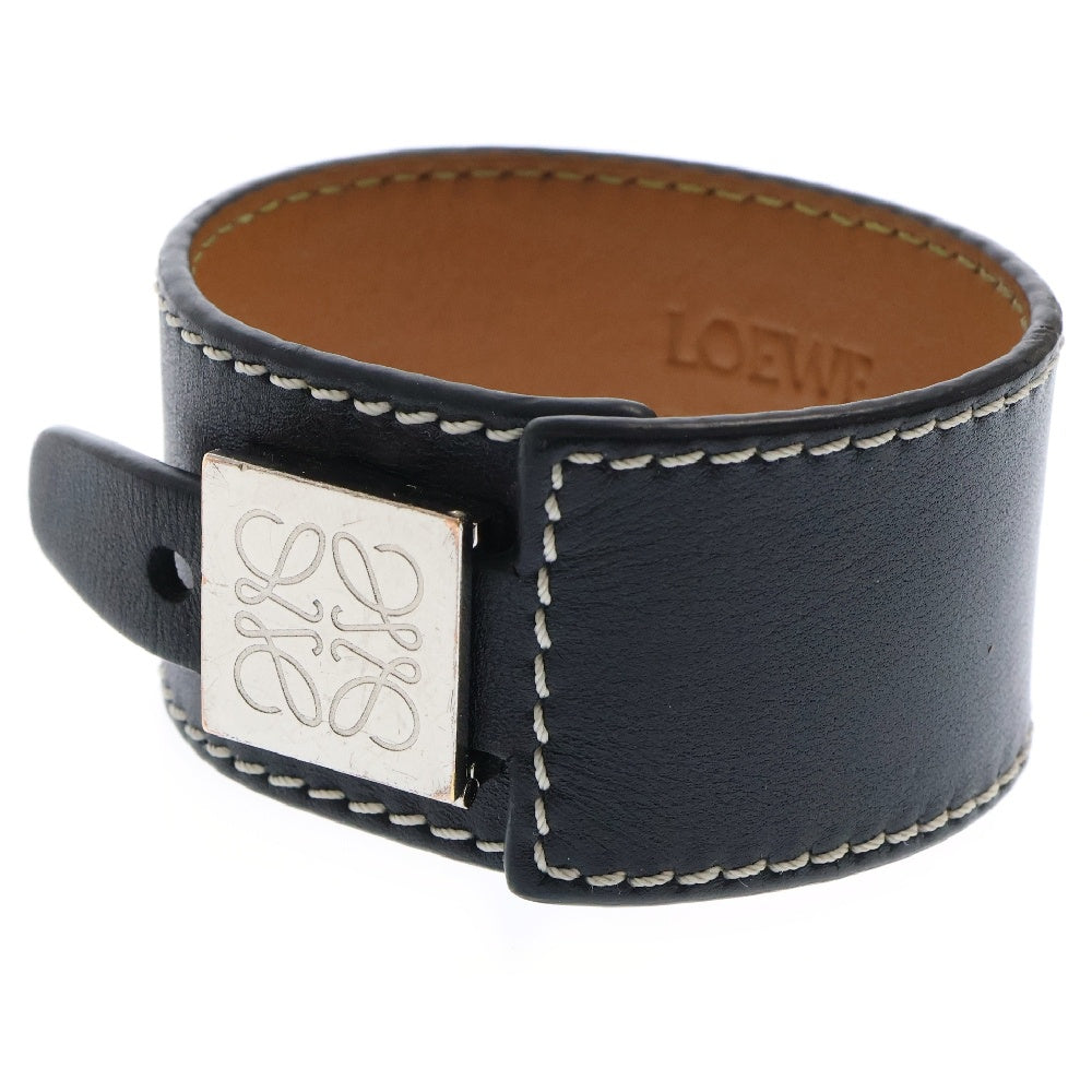 LOEWE(ロエベ) PULSERA PIEL GRAN NEGRO LETHAER BRACELET アナグラム メタルプレート レザーブレスレット ブラック 0010400505