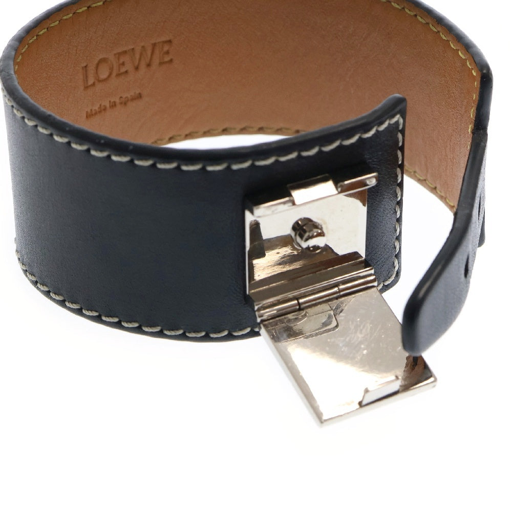 LOEWE(ロエベ) PULSERA PIEL GRAN NEGRO LETHAER BRACELET アナグラム メタルプレート レザーブレスレット ブラック 0010400505
