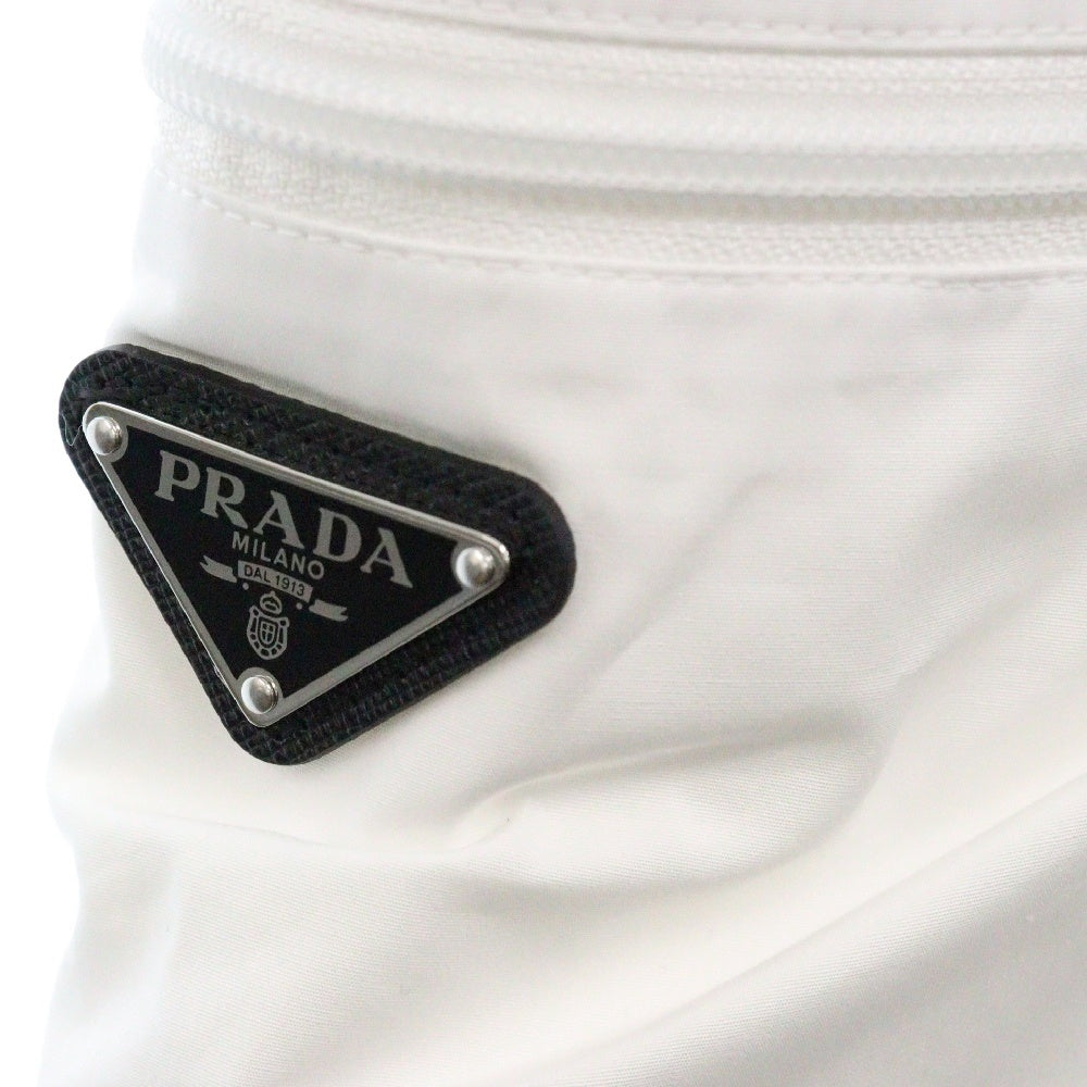 PRADA(プラダ) 24SS SPH393 RE-NYLON 三角プレート ナイロンカーゴハーフパンツ ホワイト