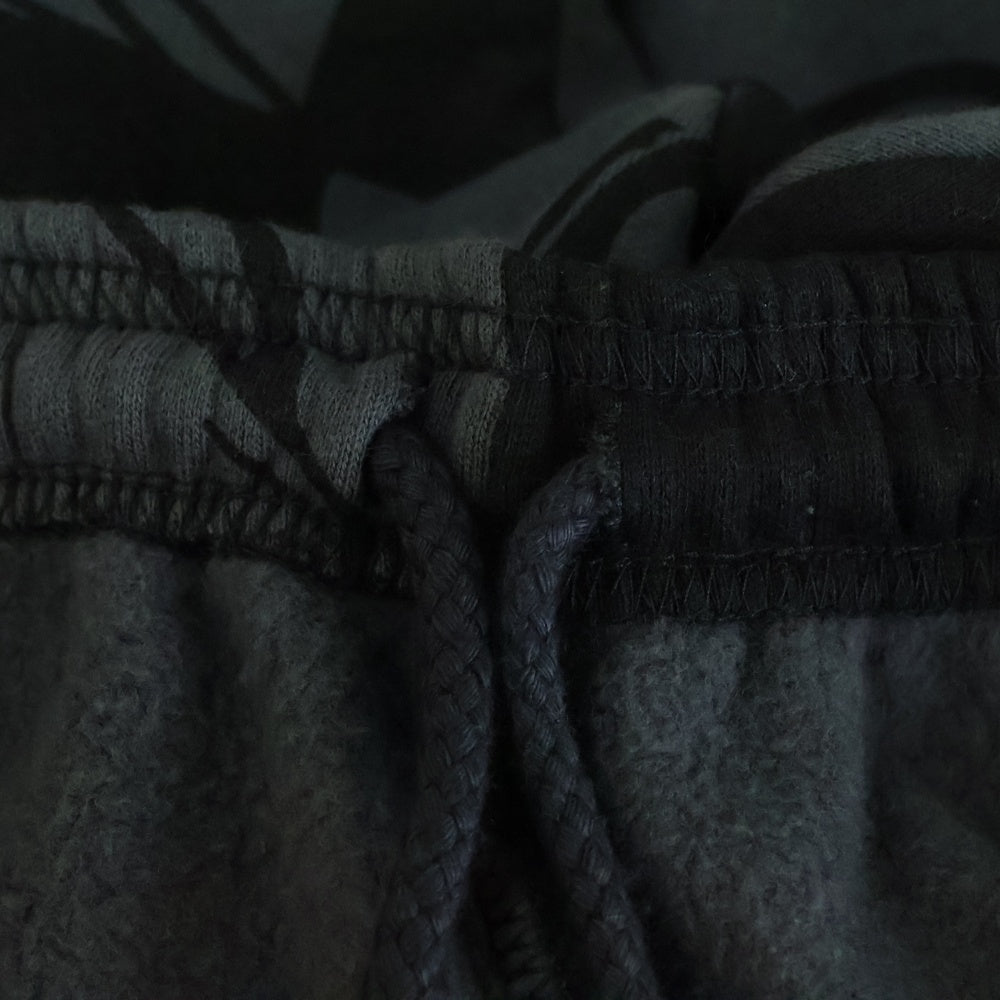 ANTI PROMO(アンチプロモ) 99EYES SWATPANTS MATTY BOY プリントスウェットロングパンツ ブラック