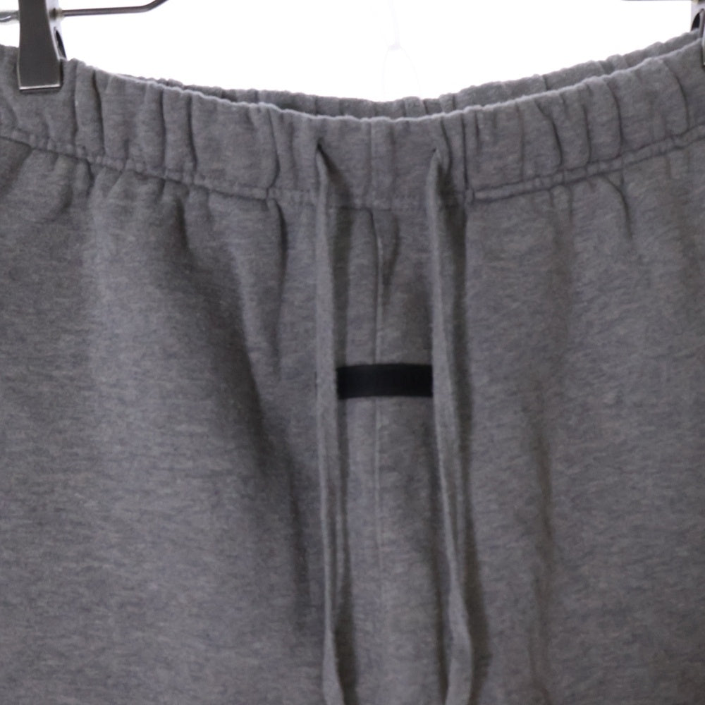 FEAR OF GOD ESSENTIALS(フィアオブゴッド エッセンシャルズ) ラバーロゴショートパンツ ドローストリングハーフパンツ グレー