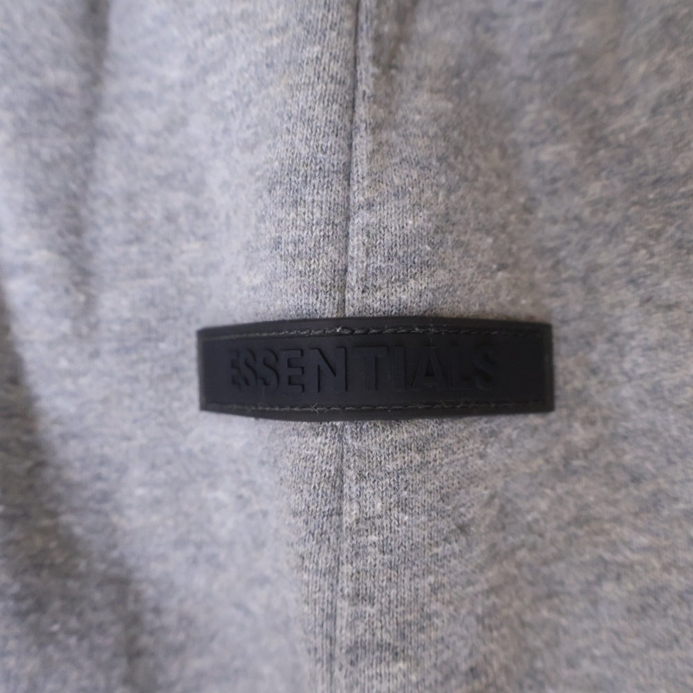 FEAR OF GOD ESSENTIALS(フィアオブゴッド エッセンシャルズ) ラバーロゴショートパンツ ドローストリングハーフパンツ グレー