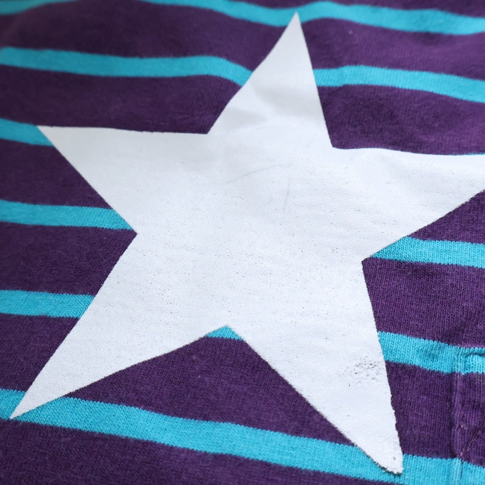 BASKETCASE GALLERY(バスケットケース ギャラリー) STAR TEE ボーダー プリント 胸ポケット半袖Tシャツ パープル