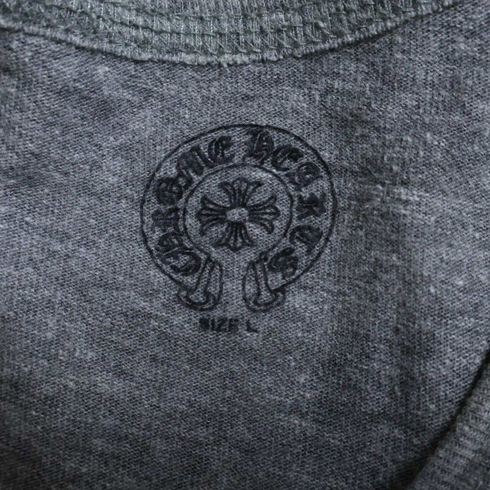 CHROME HEARTS(クロムハーツ) ヴァインダガー バックプリント ヘンリーネック 長袖Tシャツ グレー
