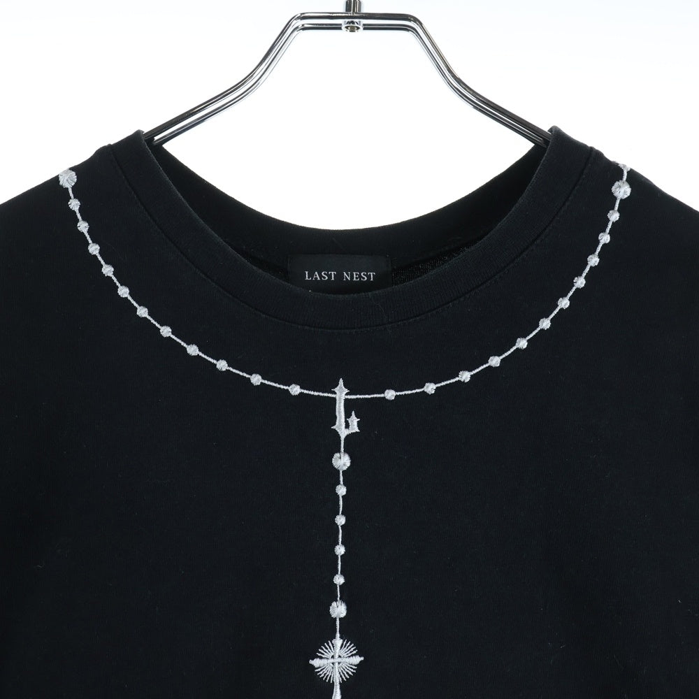 LAST NEST(ラスト ネスト) ネッククロス刺繍半袖カットソー