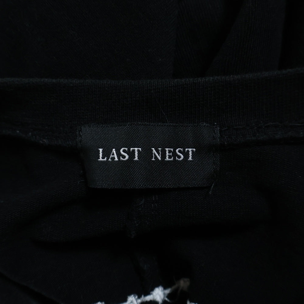 LAST NEST(ラスト ネスト) ネッククロス刺繍半袖カットソー