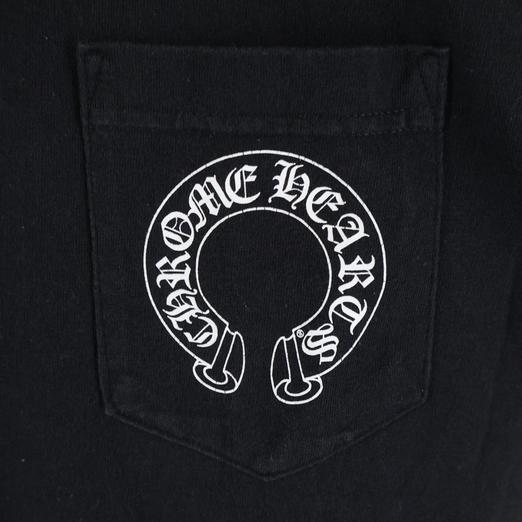 CHROME HEARTS(クロムハーツ) OLD SCROLL LABEL T-SHIRT オールド スクロールラベルプリント クルーネックポケット半袖Tシャツ ブラック
