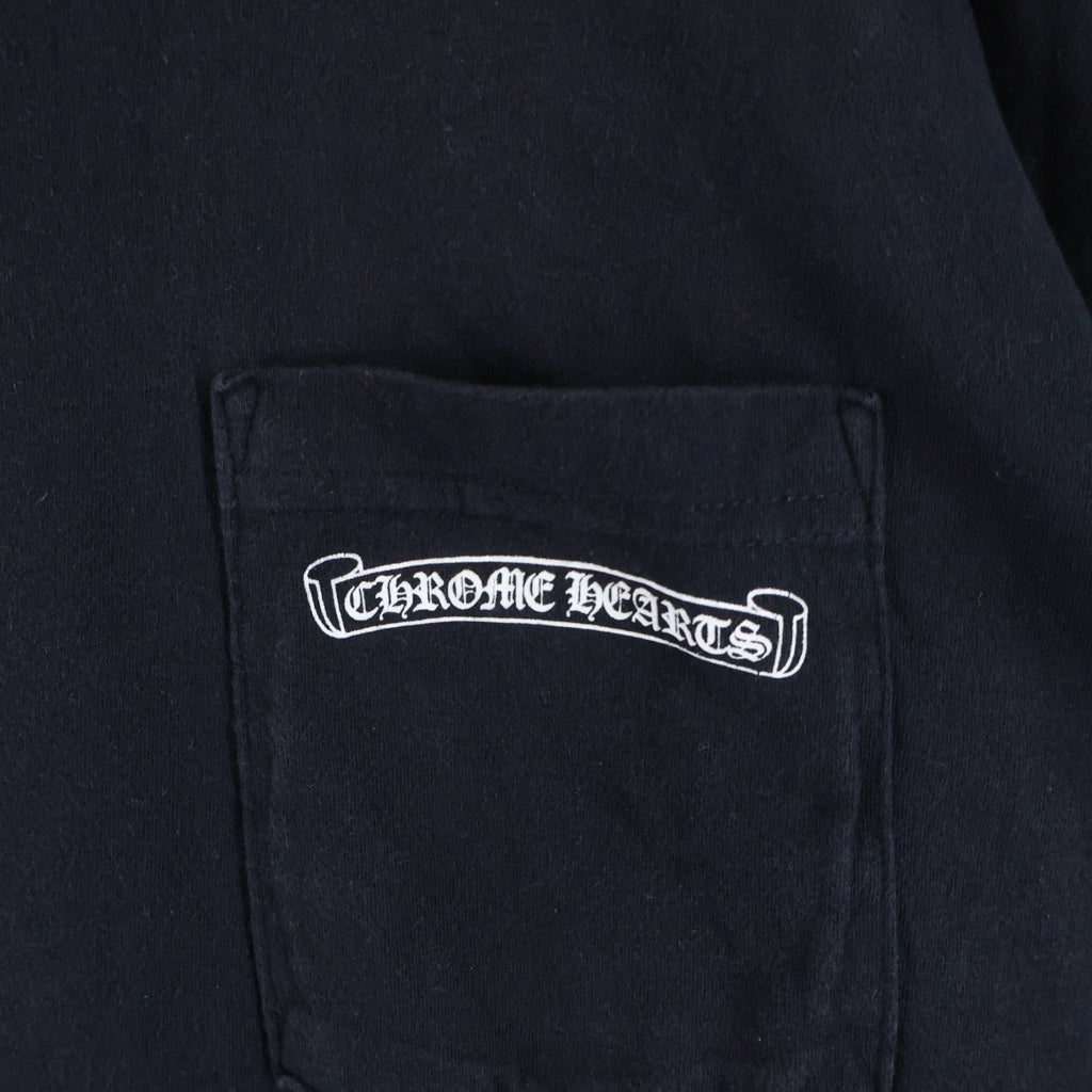 CHROME HEARTS(クロムハーツ) バックスクロールラベルプリント 胸ポケット 半袖Tシャツ カットソー ブラック -