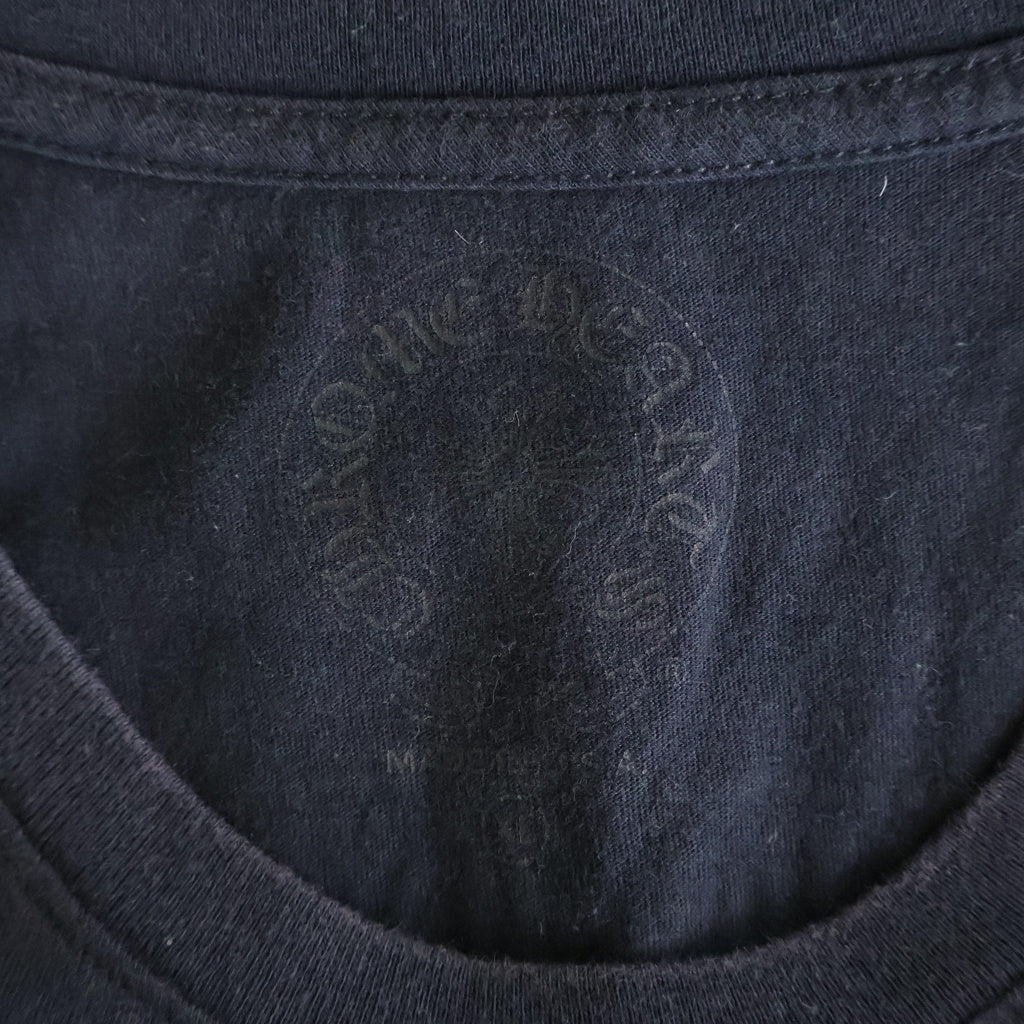CHROME HEARTS(クロムハーツ) バックスクロールラベルプリント 胸ポケット 半袖Tシャツ カットソー ブラック -