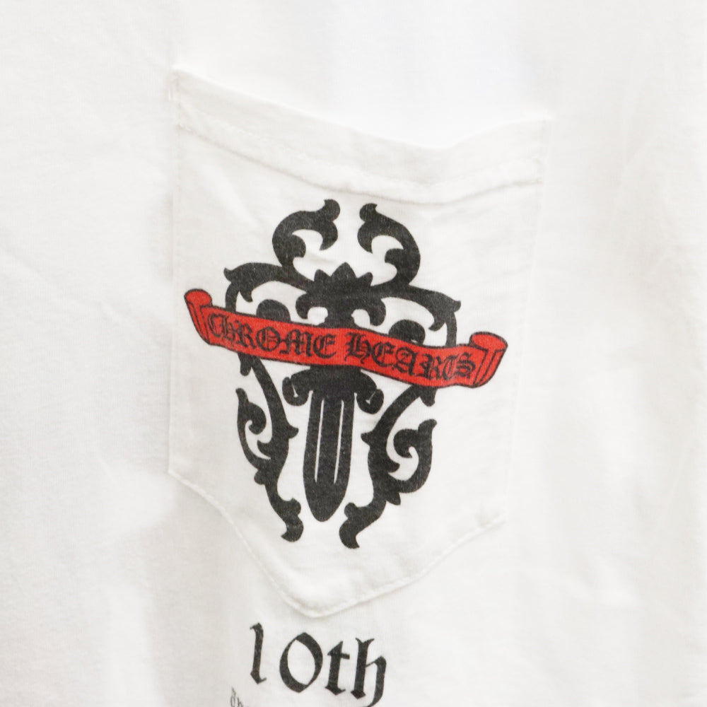 CHROME HEARTS(クロムハーツ) 10TH anniversary AOYAMA DAGGER S/S TEE 青山10周年限定 バックダガーロゴプリント 半袖Tシャツ ホワイト