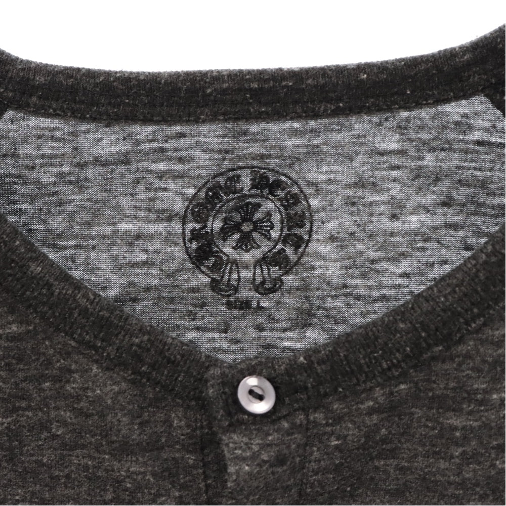 CHROME HEARTS(クロムハーツ) Scroll Label Logo Tee スクロールラベル ロゴ プリント 7分丈 長袖Tシャツ グレー