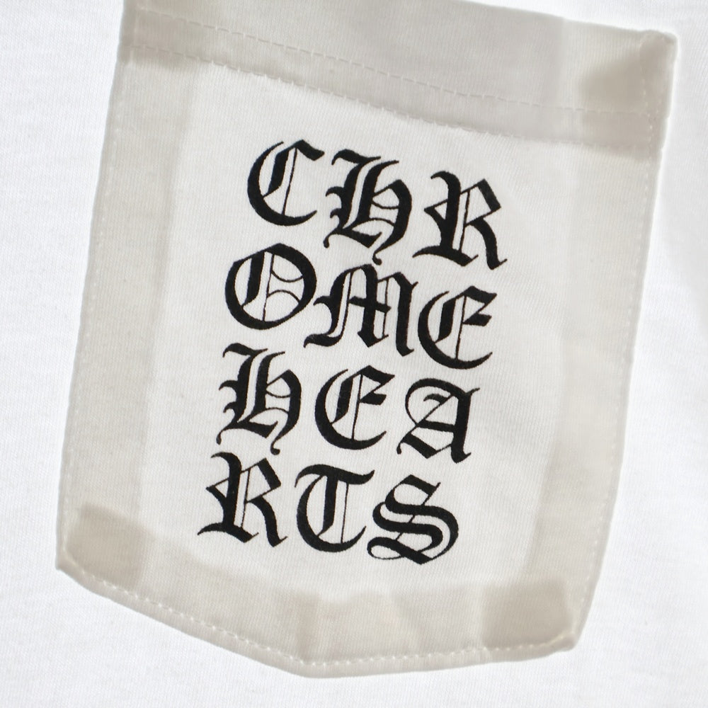 CHROME HEARTS(クロムハーツ) Vertical Logo Tee ヴァーティカルロゴ Tシャツ 胸ポケットロゴ バックロゴ 半袖カットソー ホワイトブラック