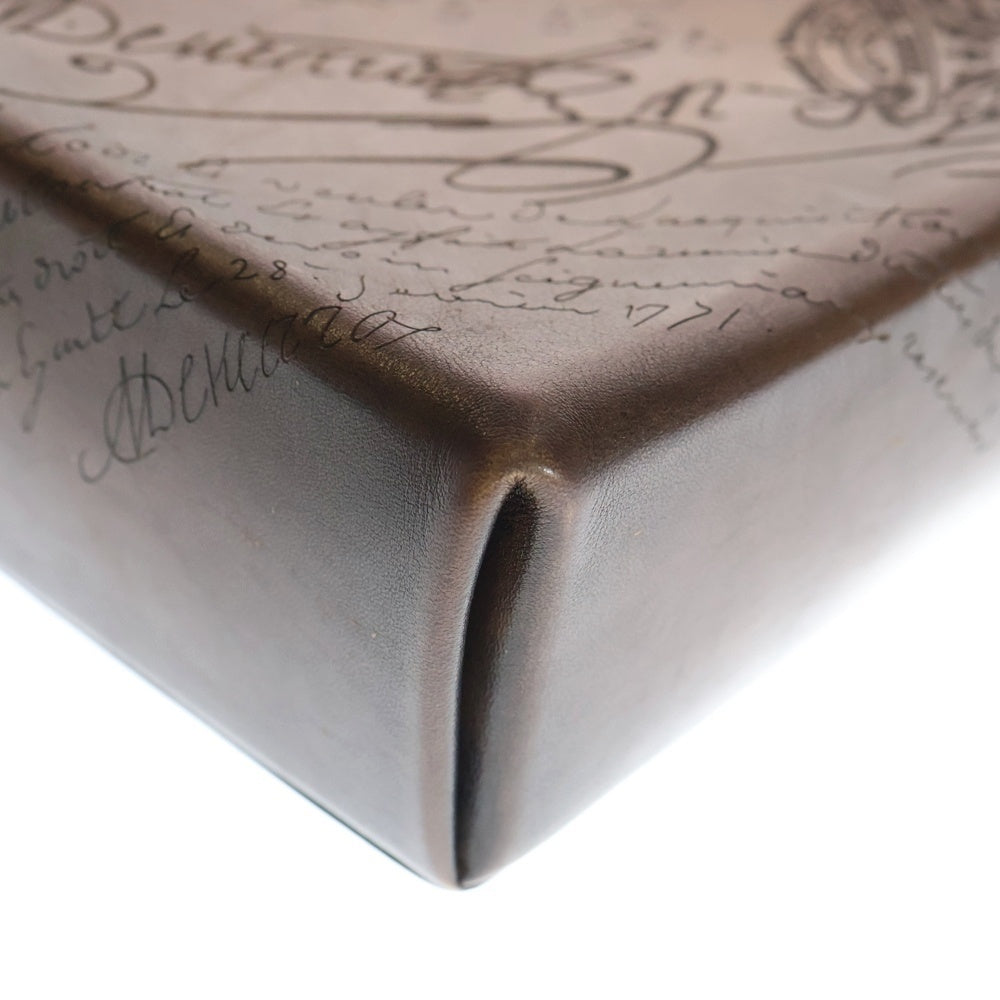 Berluti(ベルルッティ) スクリットスワイプ カリグラフィー ヴェネチアレザー ショルダーバッグ ブラウン