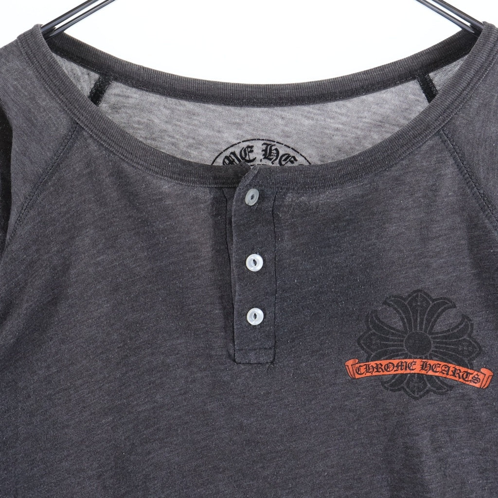 CHROME HEARTS(クロムハーツ) OLD CH PLUS L/S TEE CHプラス スクロールラベルプリント コットン ヘンリーネック 七分袖Tシャツ 長袖カットソー グレー レディース