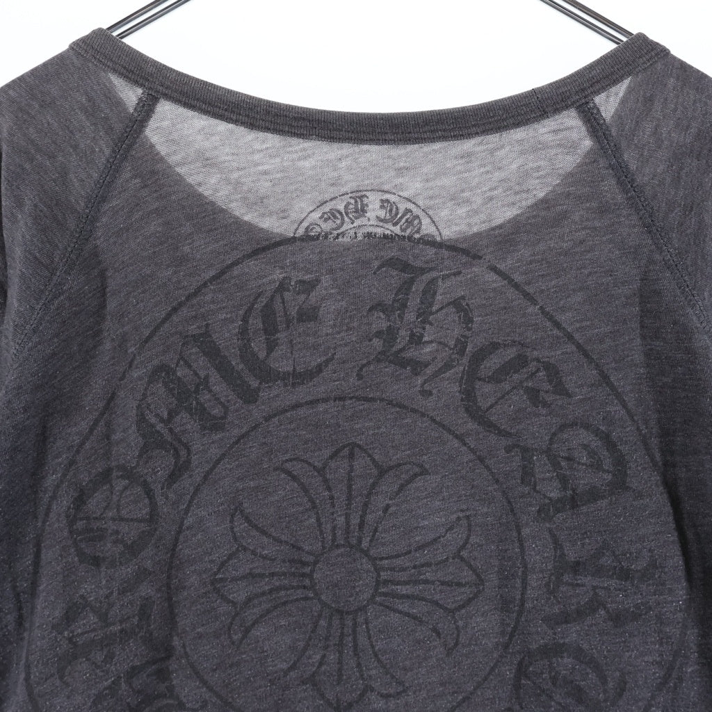 CHROME HEARTS(クロムハーツ) OLD CH PLUS L/S TEE CHプラス スクロールラベルプリント コットン ヘンリーネック 七分袖Tシャツ 長袖カットソー グレー レディース