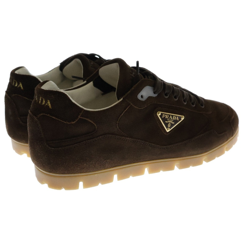 PRADA(プラダ) 三角ロゴプレート付き フェイデッドスエード ローカットスニーカー 2EG459 ブラウン