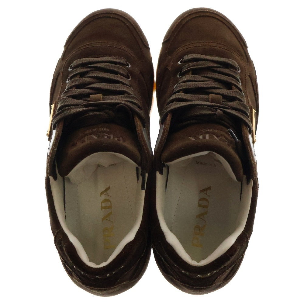 PRADA(プラダ) 三角ロゴプレート付き フェイデッドスエード ローカットスニーカー 2EG459 ブラウン