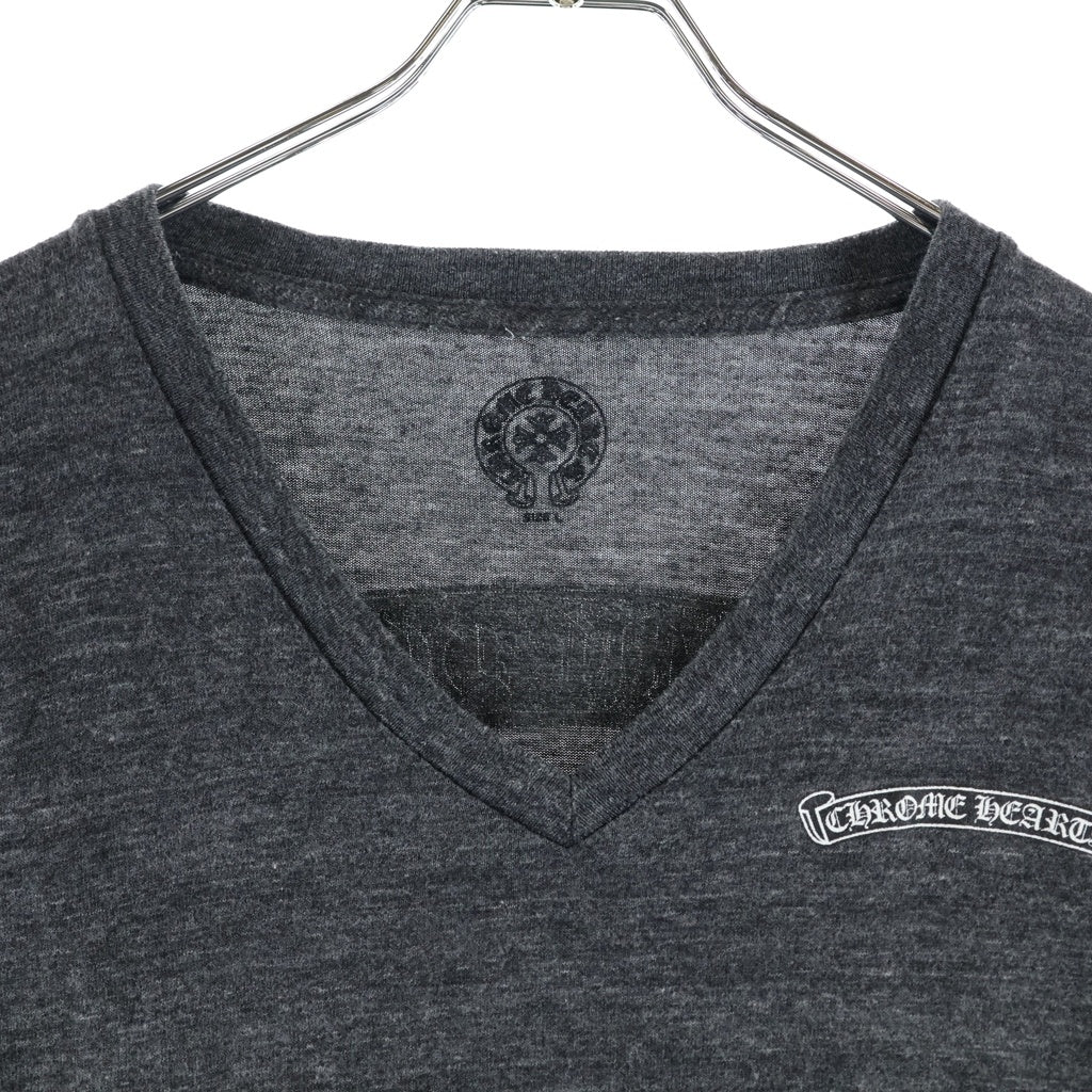 CHROME HEARTS(クロムハーツ) バックスクロールラベルプリント Vネック半袖Tシャツカットソー グレー
