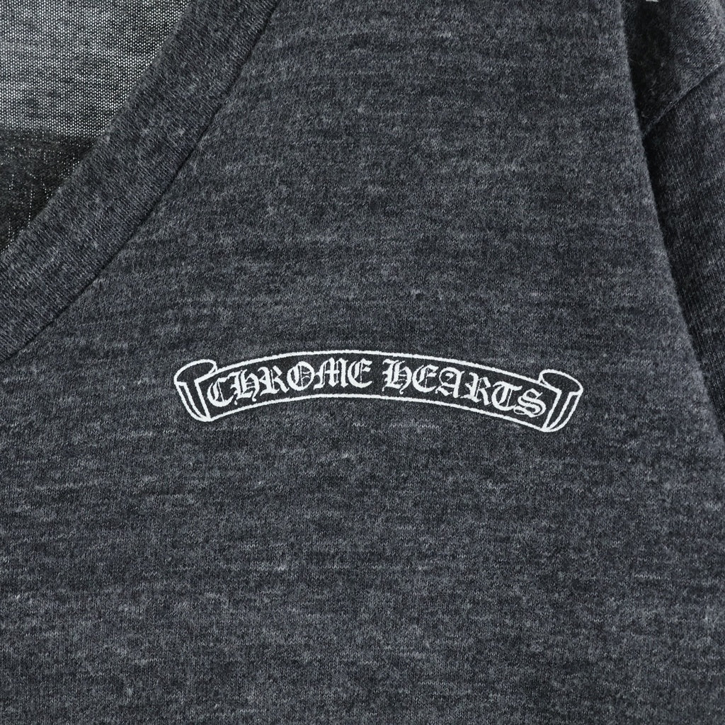 CHROME HEARTS(クロムハーツ) バックスクロールラベルプリント Vネック半袖Tシャツカットソー グレー