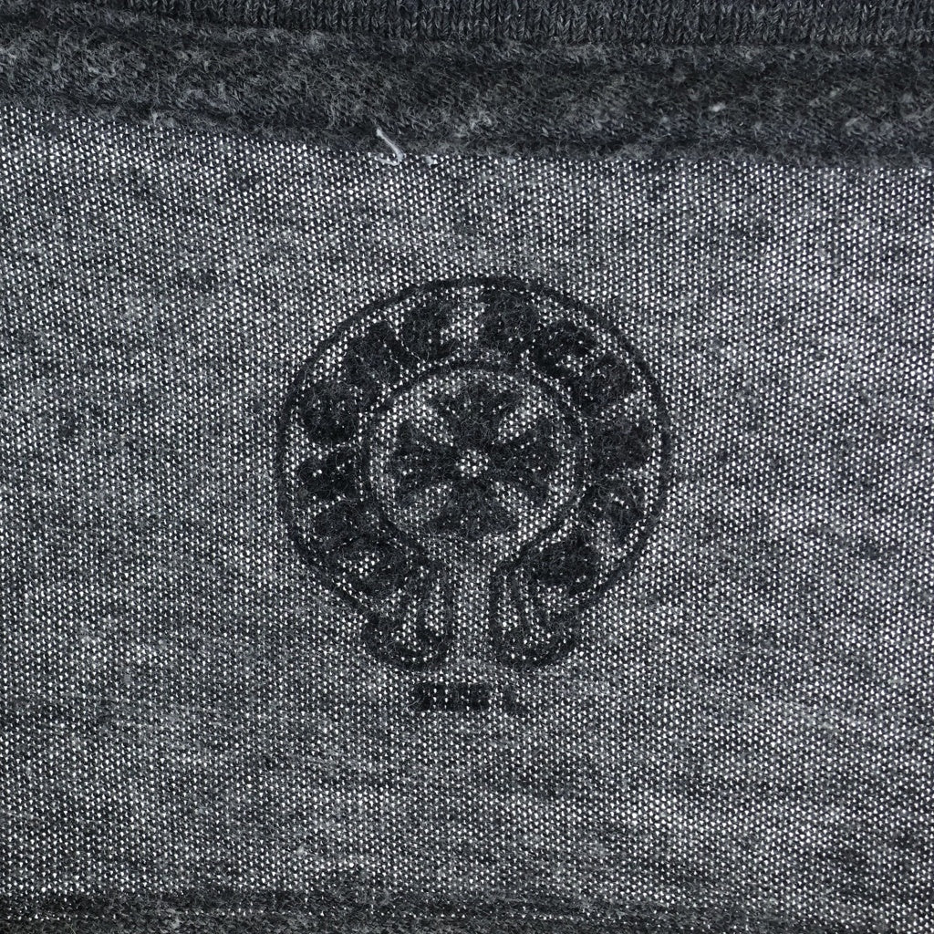 CHROME HEARTS(クロムハーツ) バックスクロールラベルプリント Vネック半袖Tシャツカットソー グレー
