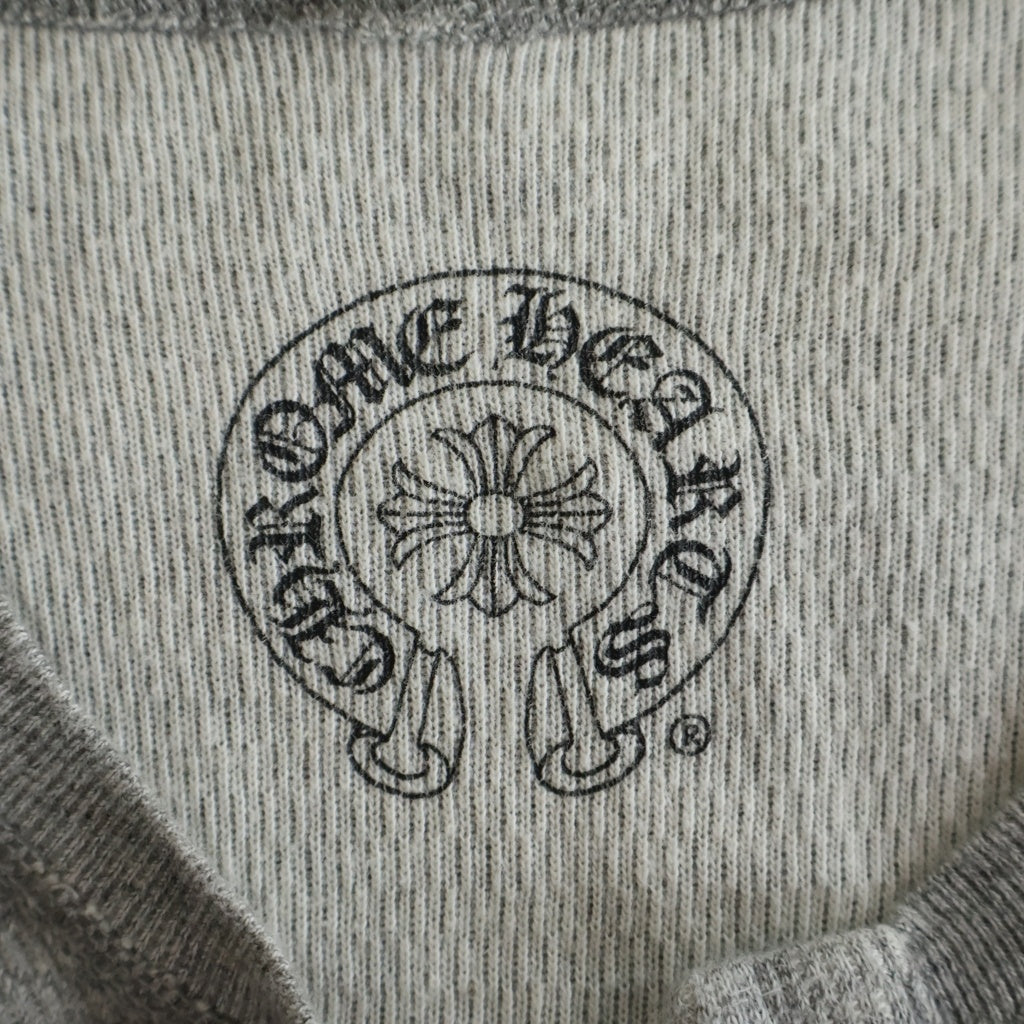 CHROME HEARTS(クロムハーツ) Embroidery Henry Neck ヘンリーネック BSフレアボタン 袖クロスパッチ付き長袖Tシャツ