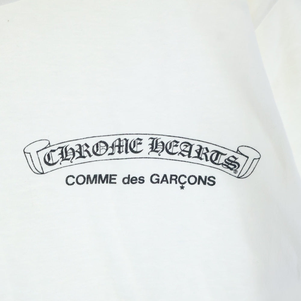 CHROME HEARTS(クロムハーツ) ×COMME des GARCONS コムデギャルソン スクロールラベル カットアウトCHプラスプリント 半袖Tシャツ カットソー ホワイト OT-T026