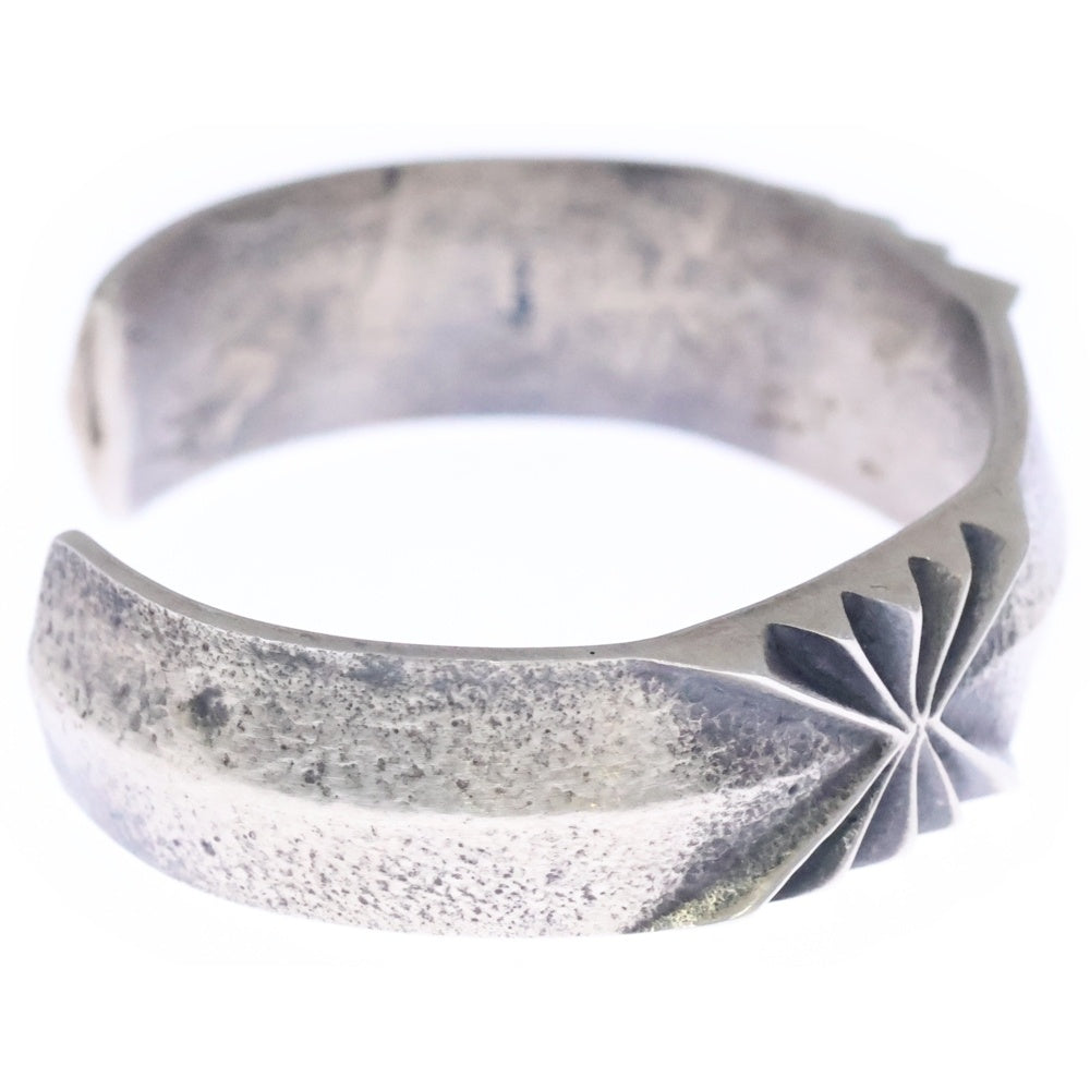 INDIAN JEWELRY(インディアンジュエリー) ナバホ族 Aaron Anderson アーロンアンダーソン作 トゥファキャスト バングル シルバー