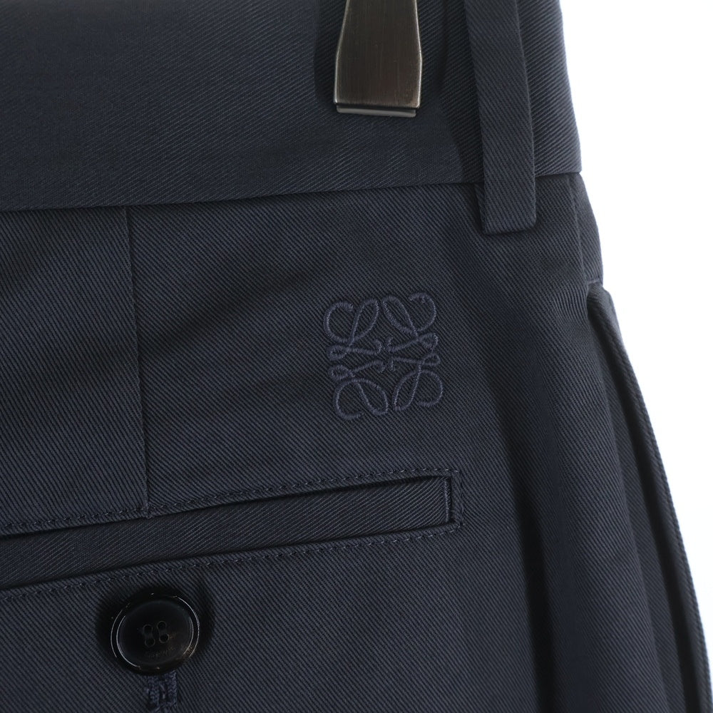 LOEWE(ロエベ) アナグラム刺繍 センタープレス チノパンツ グレー H526Y04WEB