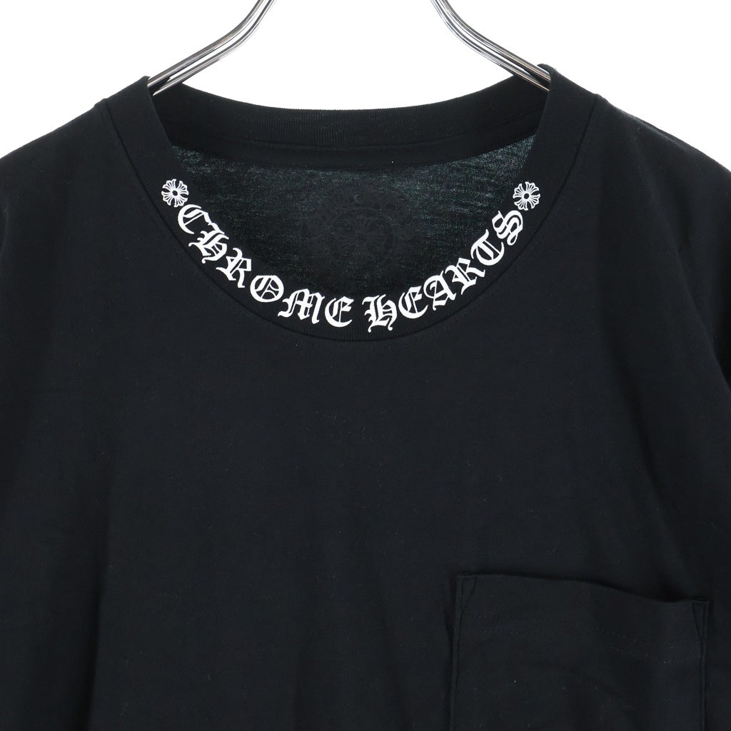 CHROME HEARTS(クロムハーツ) NECK LOGO S/S TEE ネックロゴプリント チェストポケット クルーネック半袖Tシャツ カットソー ブラック