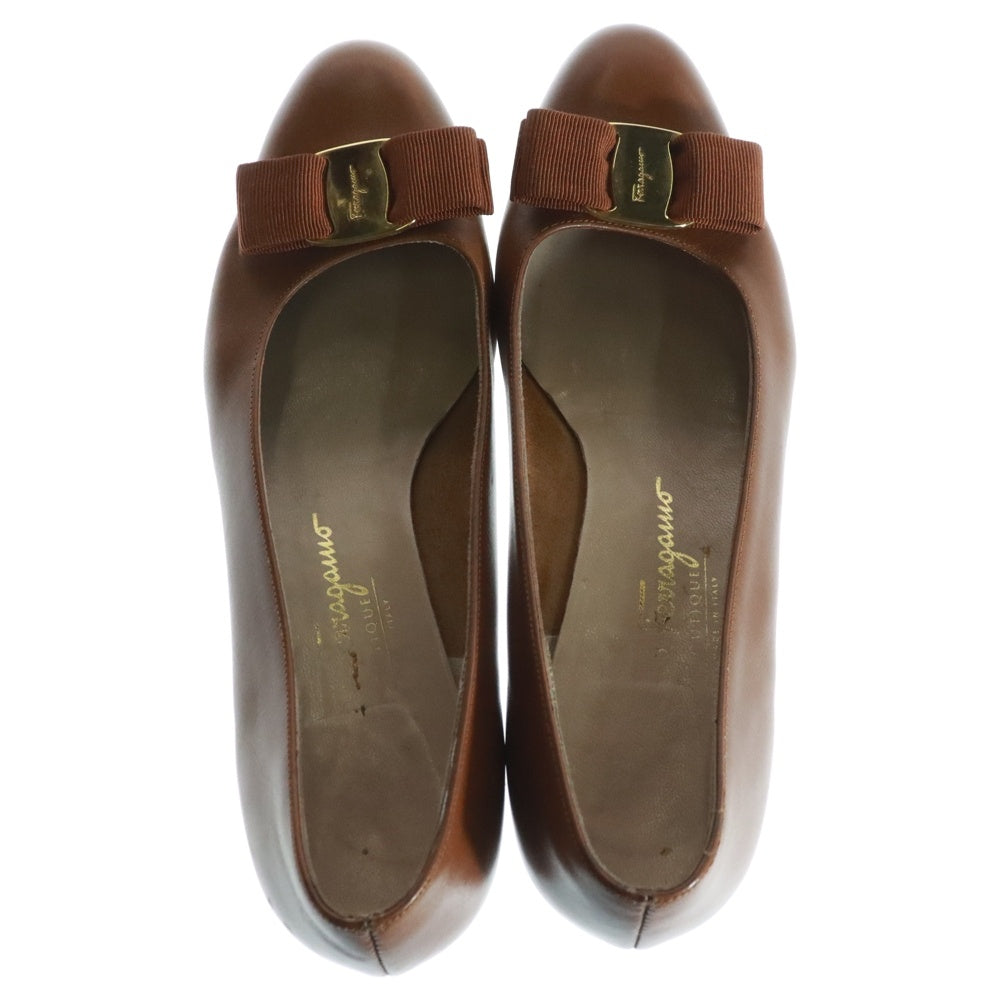 FERRAGAMO(フェラガモ) ヴァラリボン ロゴプレート レザー ヒール パンプス ローカットシューズ ブラウン レディース