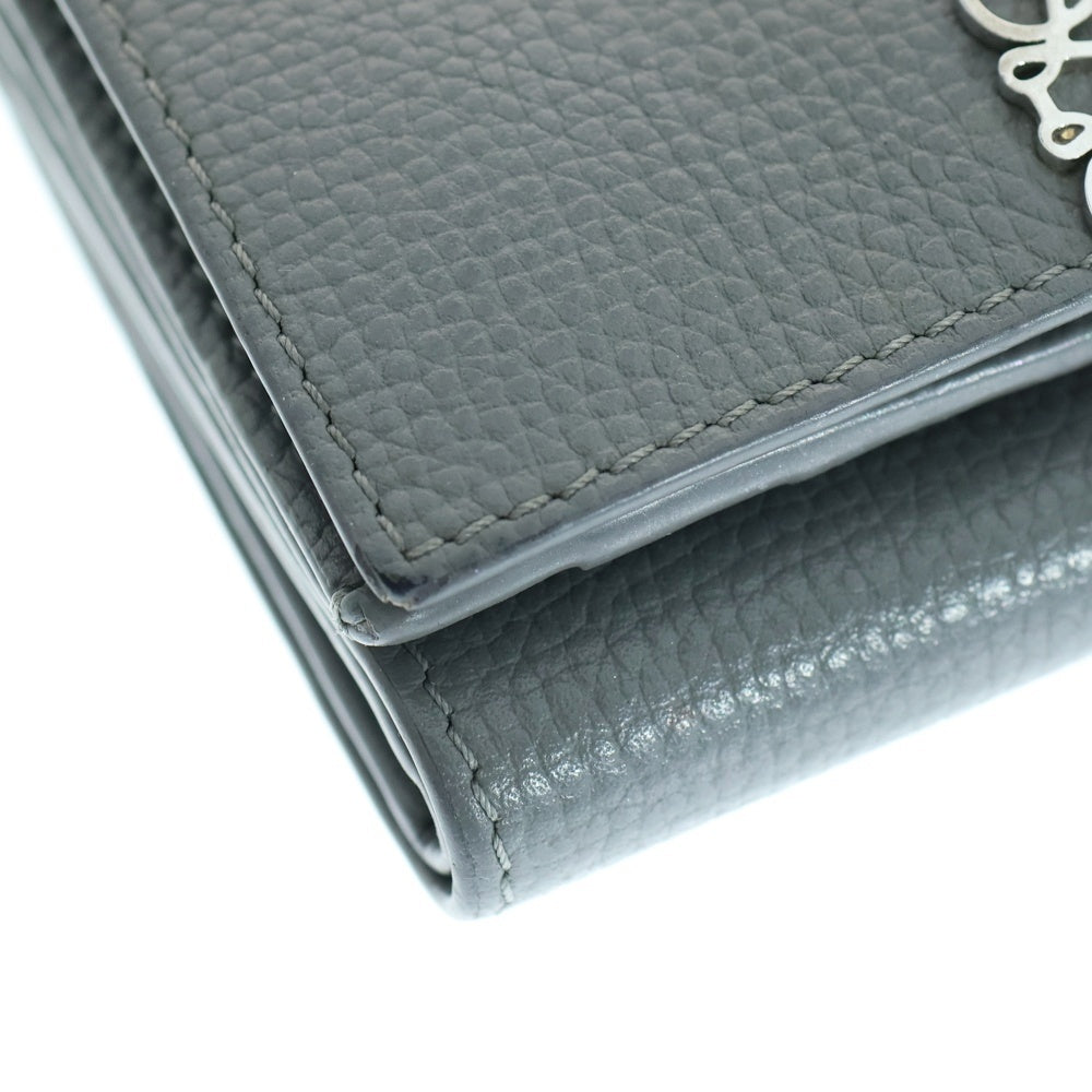 LOEWE(ロエベ) アナグラム ロゴプレート レザー コンパクトウォレット 三つ折り財布 シルバー金具 グレー