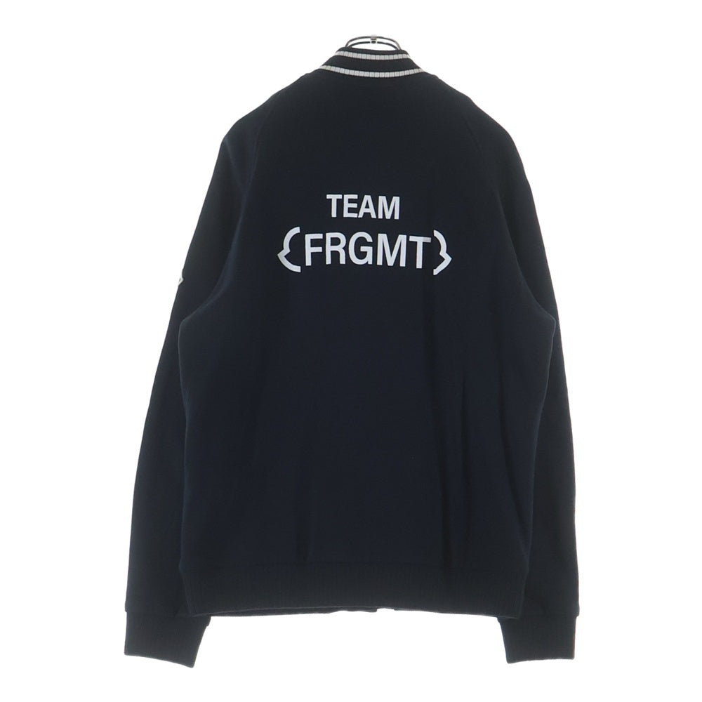 MONCLER(モンクレール) 23AW ×FRAGMENT フラグメント ワッペンロゴ スナップボタン スタジアムジャケット ブルゾン ブラック I209U8G00006 899OJ