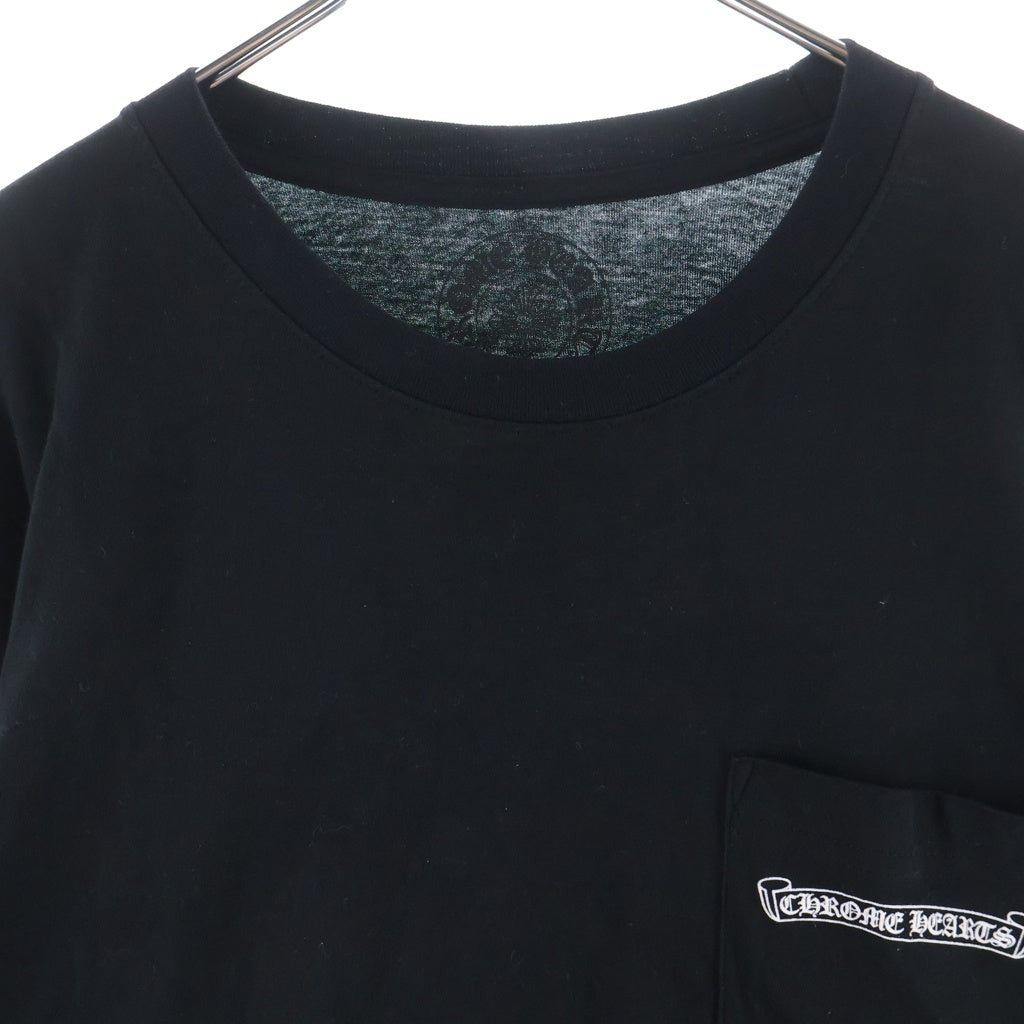 CHROME HEARTS(クロムハーツ) Scroll Logo L/S Pocket T-shirt スクロールロゴ 袖ロゴプリント クルーネック長袖ポケットTシャツ カットソー ブラック