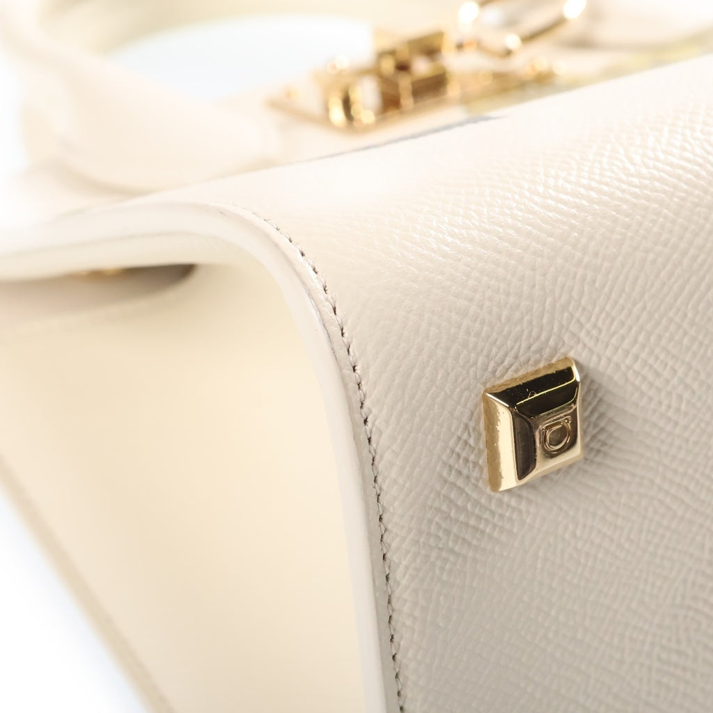 FERRAGAMO(フェラガモ) スタジオバッグ ラズベリー 2WAYハンドバッグ ショルダーバッグ アイボリー レザー ゴールド金具 レディース