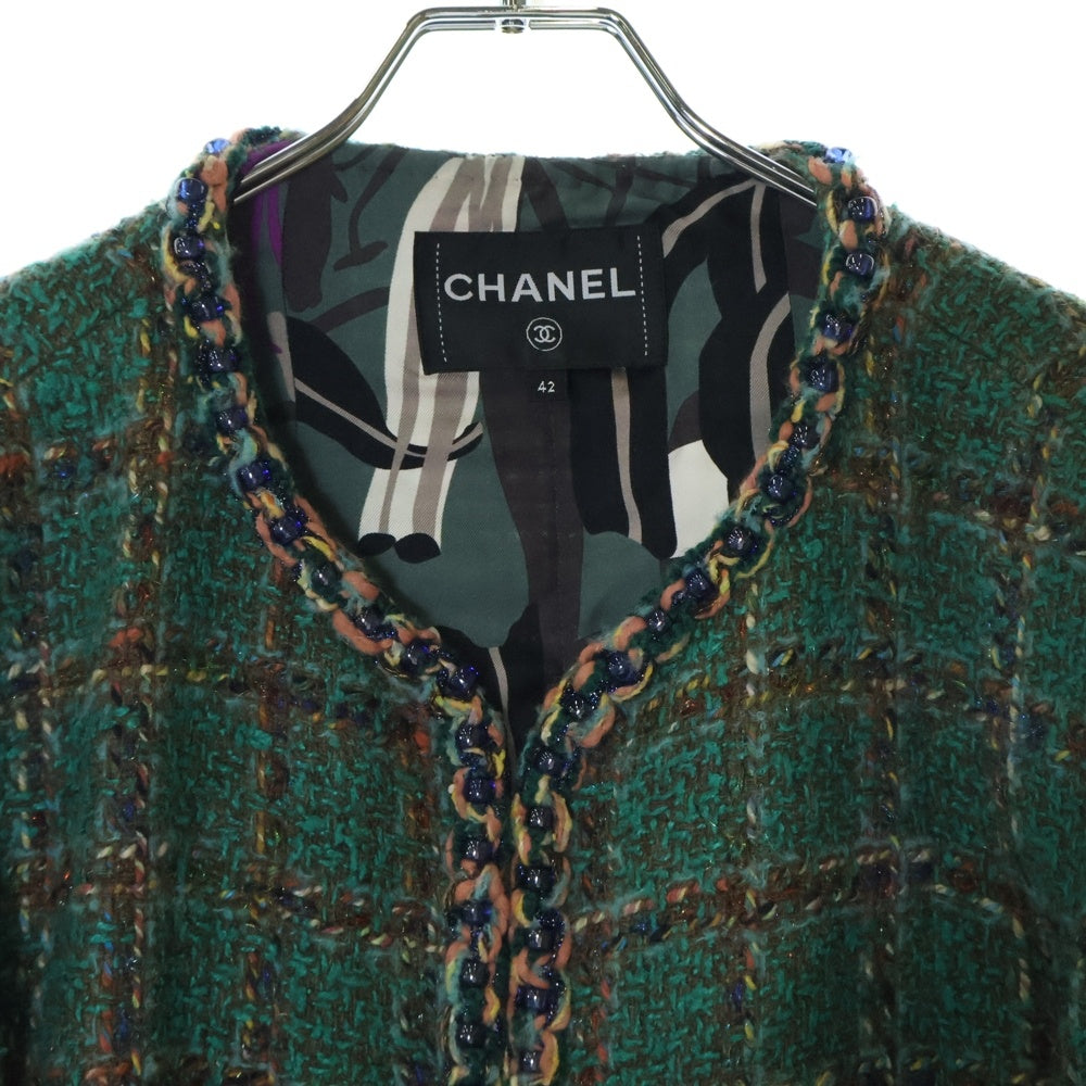 CHANEL(シャネル) 23AW メティエダールコレクション ココマークボタン ノーカラー シルク混 ウール ツイードジャケット グリーン P75152V66677