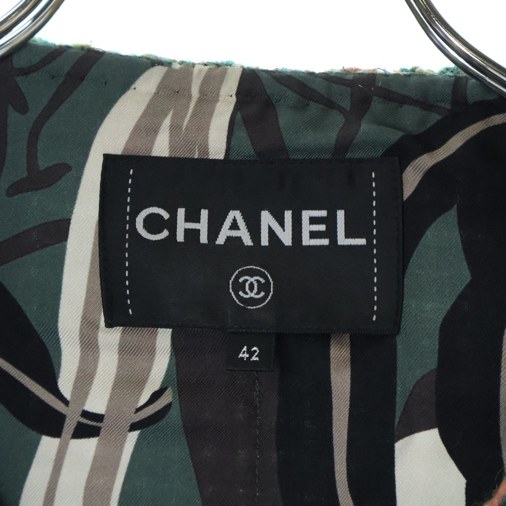 CHANEL(シャネル) 23AW メティエダールコレクション ココマークボタン ノーカラー シルク混 ウール ツイードジャケット グリーン P75152V66677