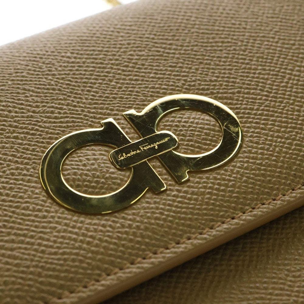 Salvatore Ferragamo(サルヴァトーレ フェラガモ) チェーンショルダーバッグ ミニバッグ ゴールド金具 ブラウン キャメル カーフスキン