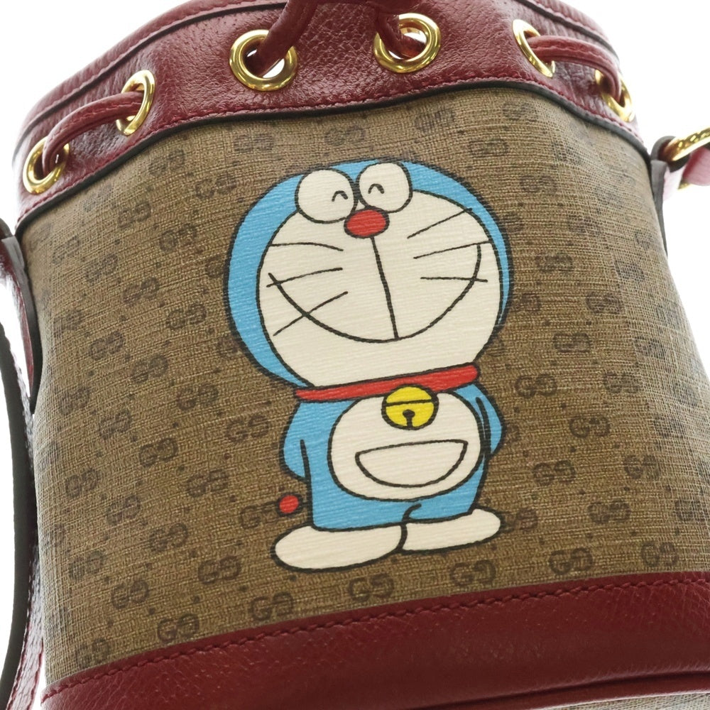 GUCCI(グッチ) ×ドラえもん マイクロ GG スプリーム ミニバケットバッグ ブラウン×チェリーレッド PVCレザー 647801