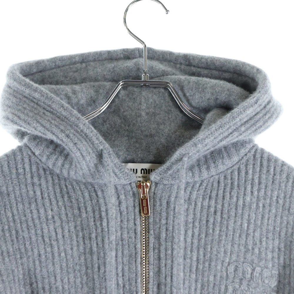 miumiu(ミュウミュウ) 23AW ロゴアップリケ カシミヤフーデッドジップアップショート丈ニットパーカー グレー MMF830