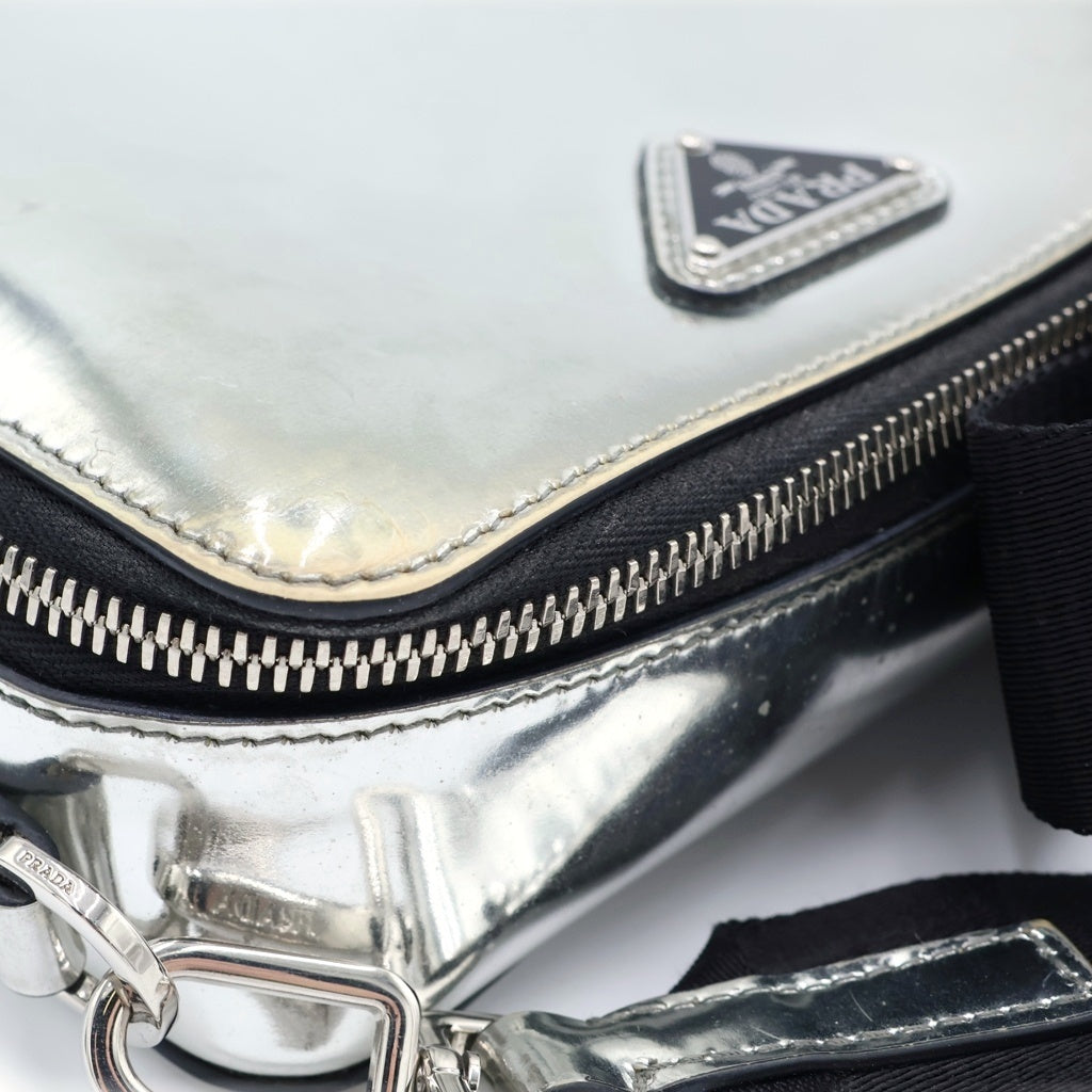 PRADA(プラダ) トライアングルロゴ ブリック ショルダーバッグ シルバー レザー 2VH070 シルバー金具