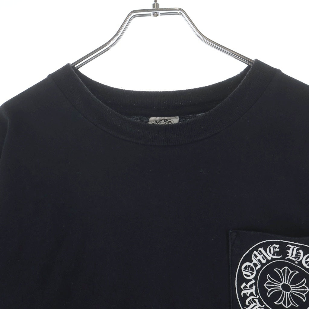 CHROME HEARTS(クロムハーツ) バックスクロールラベルプリント ホースシュー 胸ポケット 半袖Tシャツ カットソー ブラック