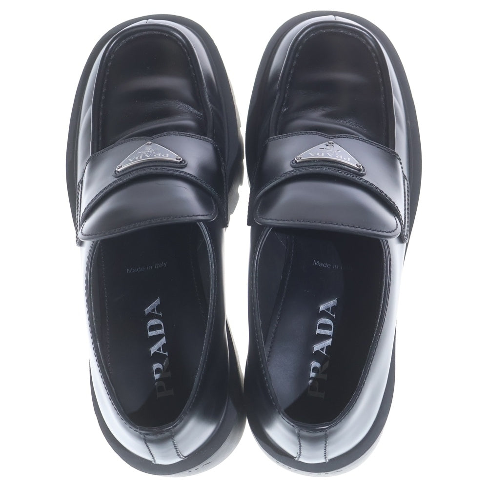 PRADA(プラダ) 三角プレート トライアングル ロゴ ブラッシュド レザー ローファー ブラック 2DG152
