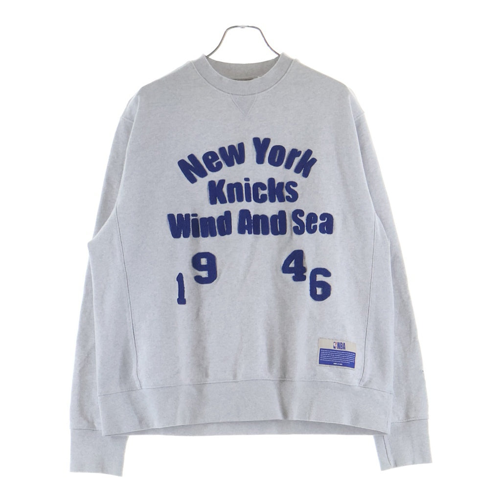 WIND AND SEA(ウィンダンシー) × NBA KNICKS ニックス クルーネック スウェットトレーナー グレー WDS-C-NBA-23-Q2-03