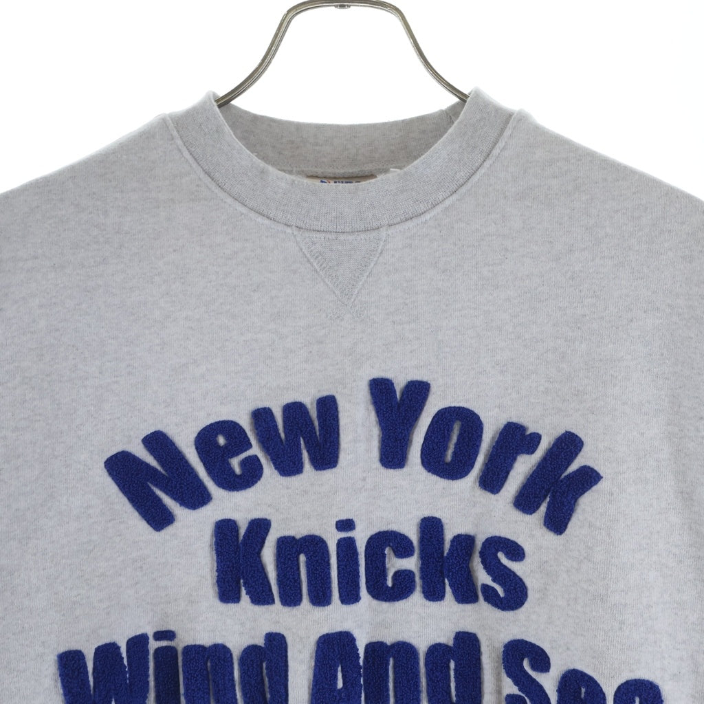 WIND AND SEA(ウィンダンシー) × NBA KNICKS ニックス クルーネック スウェットトレーナー グレー WDS-C-NBA-23-Q2-03
