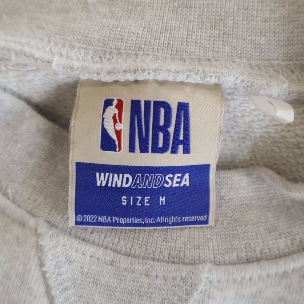 WIND AND SEA(ウィンダンシー) × NBA KNICKS ニックス クルーネック スウェットトレーナー グレー WDS-C-NBA-23-Q2-03