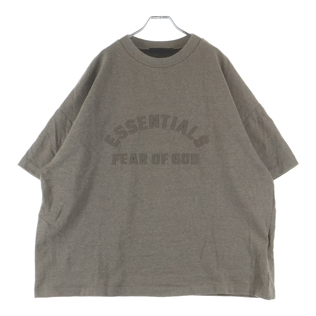 FEAR OF GOD ESSENTIALS(フィアオブゴッド エッセンシャルズ) フロント ラバーロゴ クルーネック 半袖 カットソー Tシャツ ブラウン