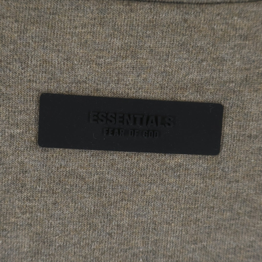 FEAR OF GOD ESSENTIALS(フィアオブゴッド エッセンシャルズ) フロント ラバーロゴ クルーネック 半袖 カットソー Tシャツ ブラウン